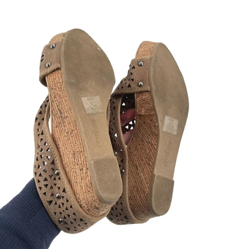 Minnetonka Beige Perforated Leather Slip On Wedges Heels Womens Size 9 Open Toe